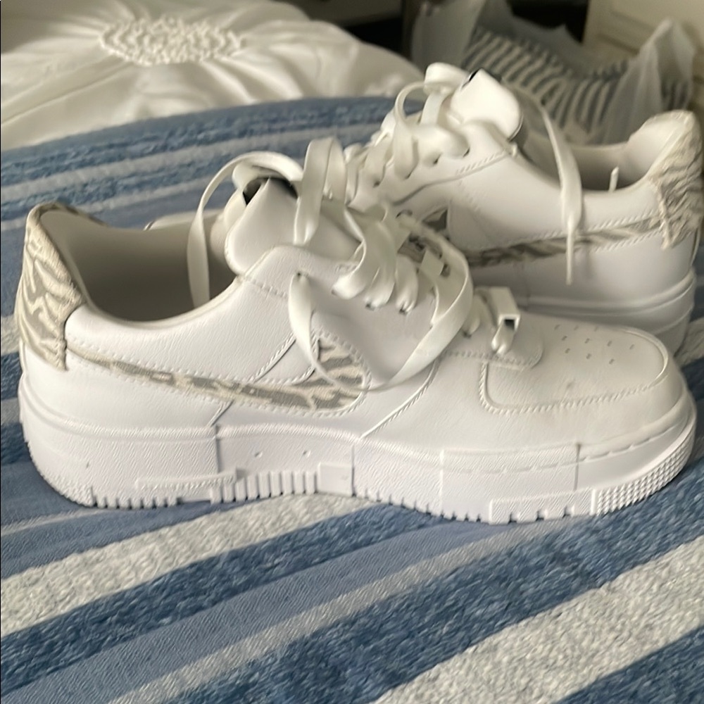 Nike White Women’s Low-Top Platform Sneakers with Subtle Beige Pattern
